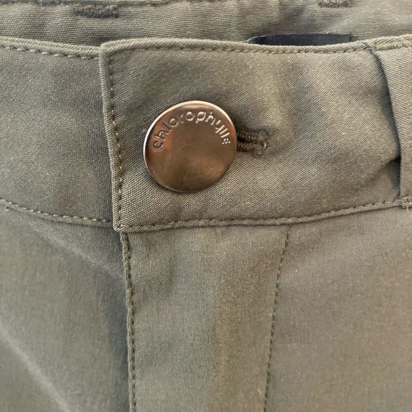 Green Cargo Shorts with Knee Length and Durable Material - Picture 7 of 12